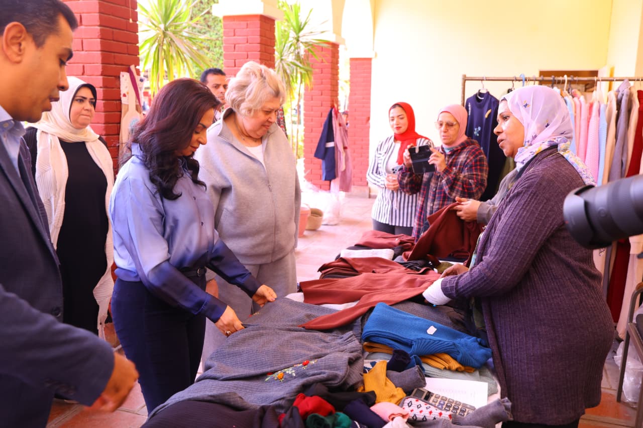 مايا مرسي تتفقد منتجات المعرض