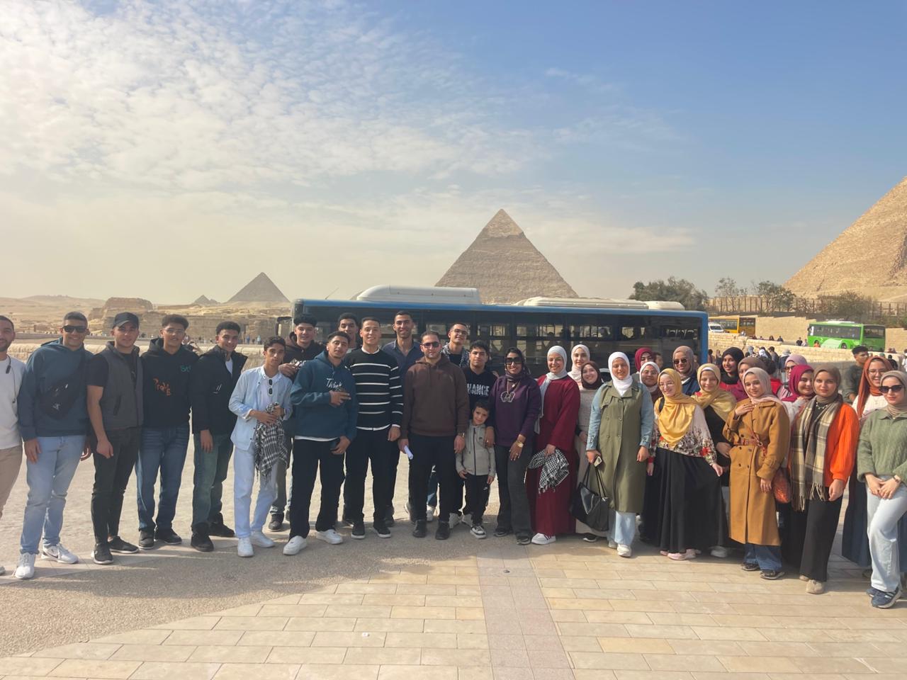طلاب كلية الهندسة بمنطقة الأهرامات