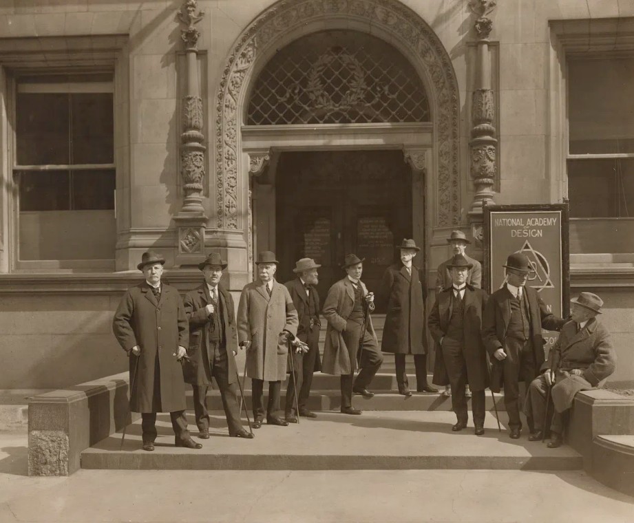 أثناء تأسيس الأكاديمية