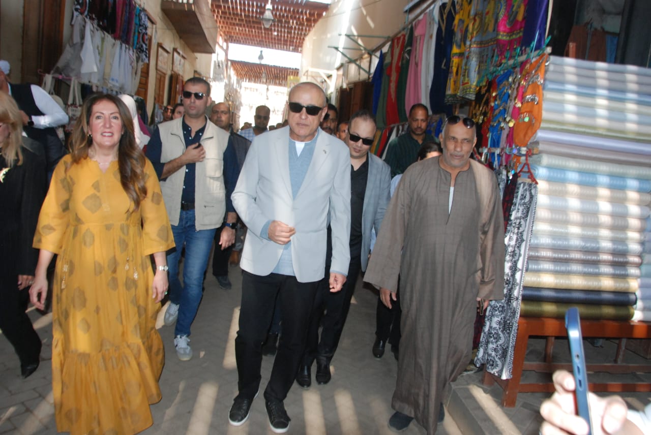 النول والأقمشة اليدوية في سوق قيسارية إسنا تبهر السفيرة الأمريكية خلال جولتها بالأقصر النول والأقمشة اليدوية في سوق قيسارية إسنا تبهر السفيرة الأمريكية خلال جولتها بالأقصر