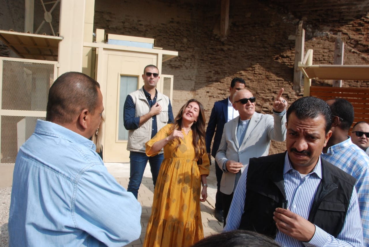 السفيرة الأمريكية في جولات بمعبد خنوم التاريخى في مدينة إسنا السفيرة الأمريكية في جولات بمعبد خنوم التاريخى في مدينة إسنا