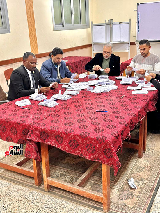 جانب من فرز الاصوات جانب من فرز الاصوات