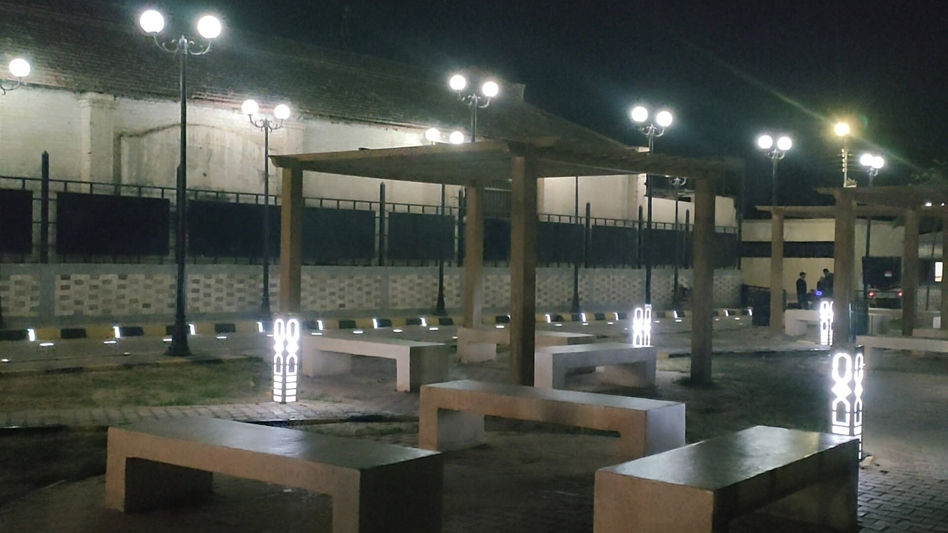 المقاعد والبرجولات بالحديق العامة