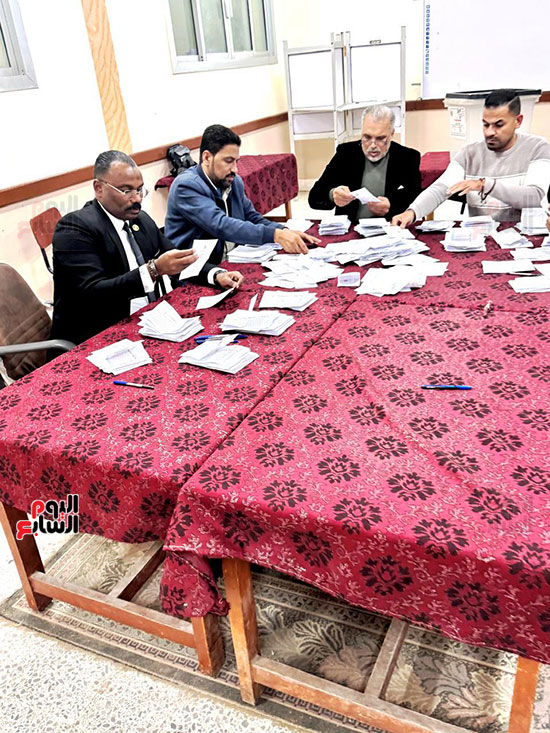 مستشار صالح سليم يقوم بفرز الاصوات مستشار صالح سليم يقوم بفرز الاصوات