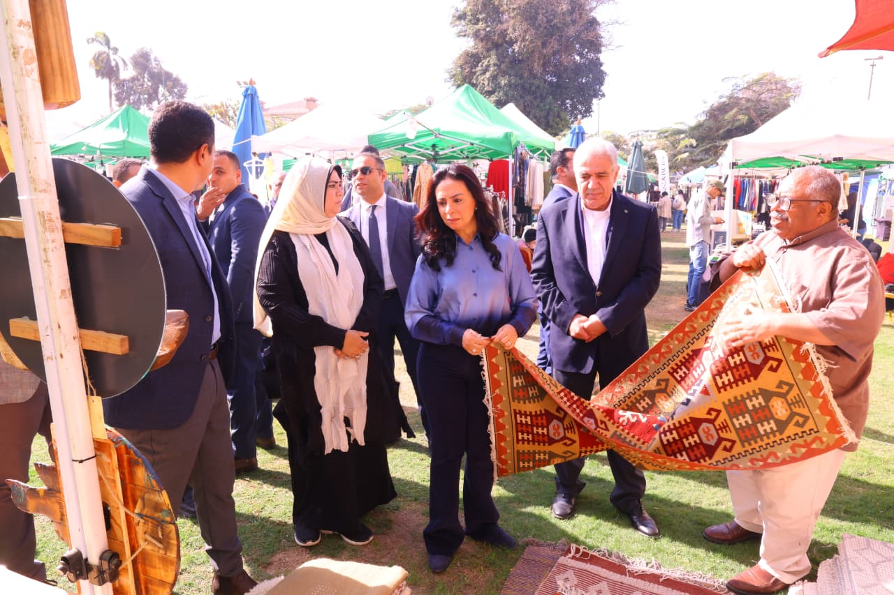 وزيرة التضامن عقب افتتاح المعرض