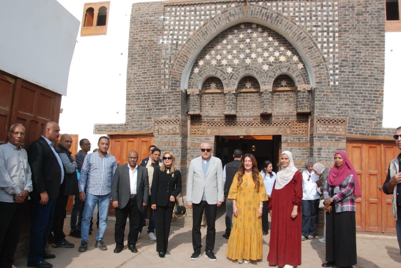 السفيرة الأمريكية ومحافظ الأقصر تتفقد تطوير وكالة الجداوى التاريخية السفيرة الأمريكية ومحافظ الأقصر تتفقد تطوير وكالة الجداوى التاريخية