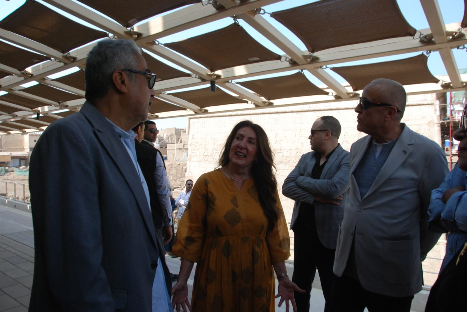 محافظ الأقصر يرافق السفيرة الأمريكية في جولات بمعبد خنوم التاريخى محافظ الأقصر يرافق السفيرة الأمريكية في جولات بمعبد خنوم التاريخى