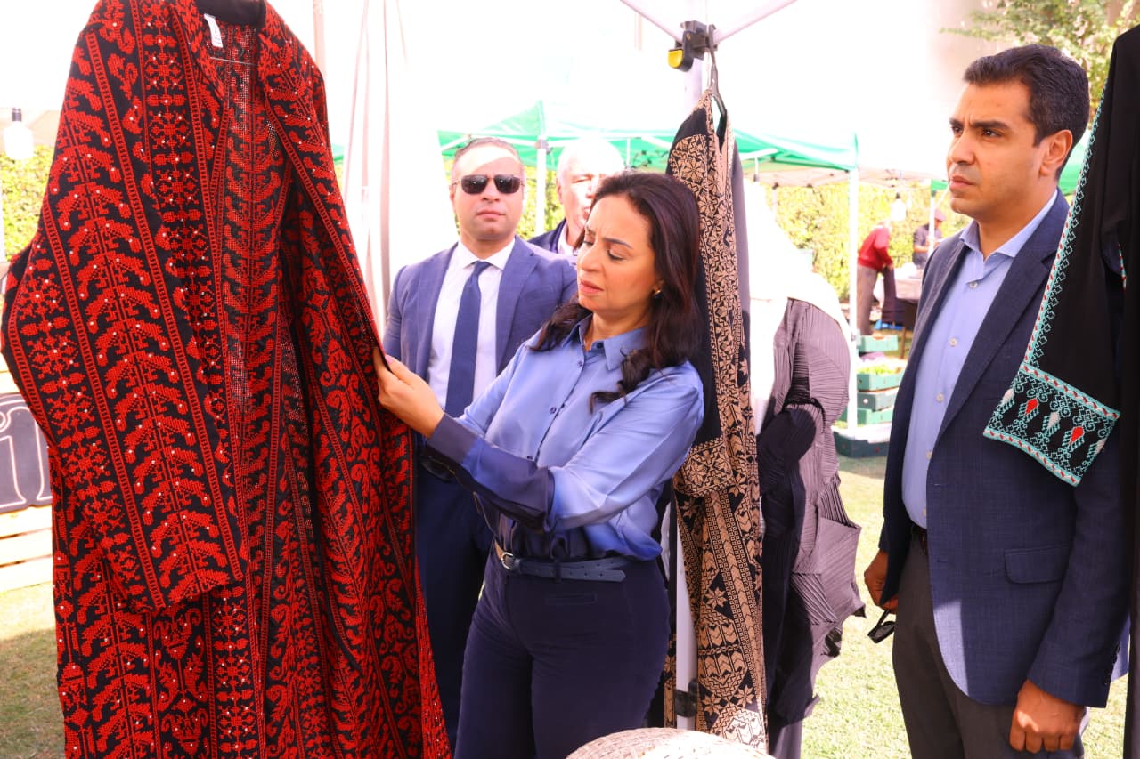 الدكتورة مايا مرسى خلال تفقد جانب من فاعليات المعرض عقب افتتاحه