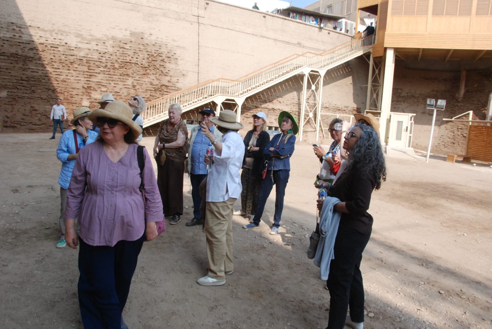 الوفد الأمريكي خلال جولتهم داخل معبد خنوم بإسنا الوفد الأمريكي خلال جولتهم داخل معبد خنوم بإسنا