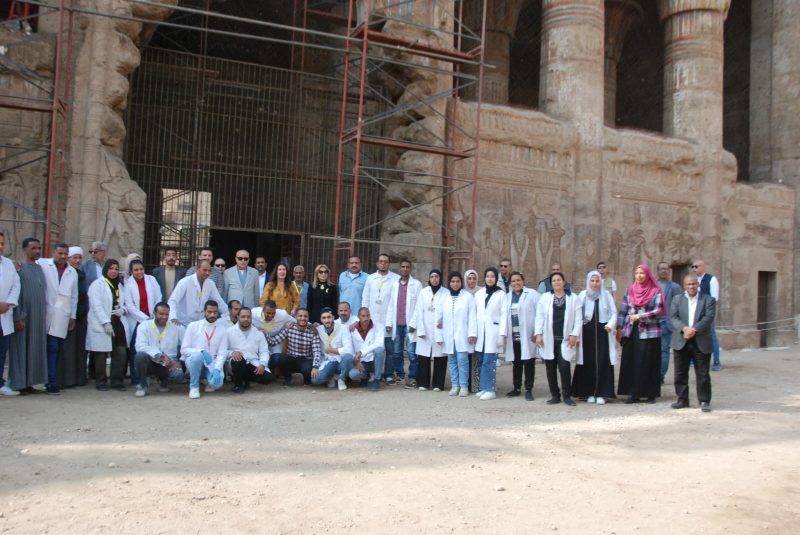 صورة تذكارية للسفيرة مع فرق تطوير واجهة معبد خنوم صورة تذكارية للسفيرة مع فرق تطوير واجهة معبد خنوم