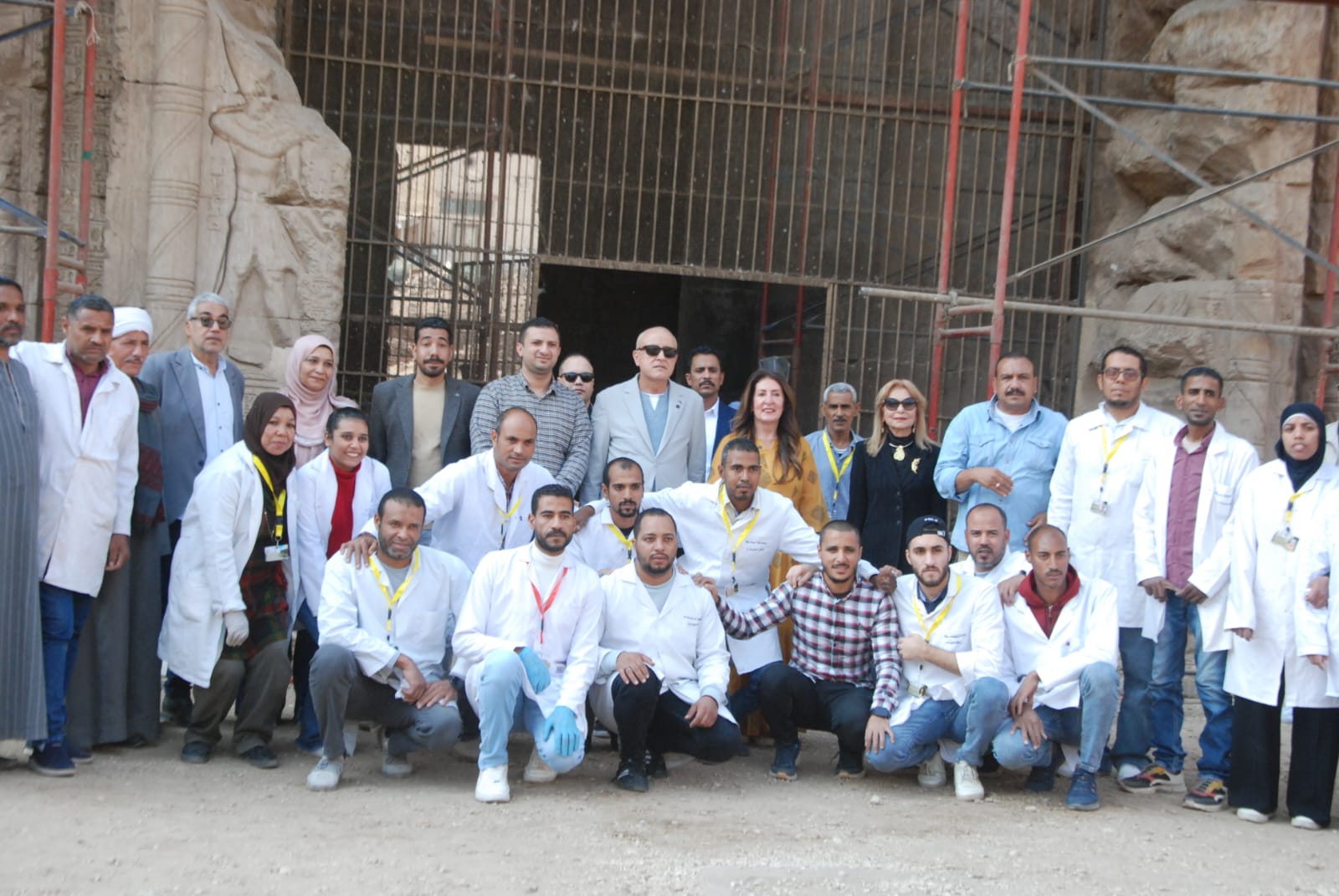 لقاء السفيرة والمحافظ مع فرق ترميم معبد خنوم بإسنا لقاء السفيرة والمحافظ مع فرق ترميم معبد خنوم بإسنا