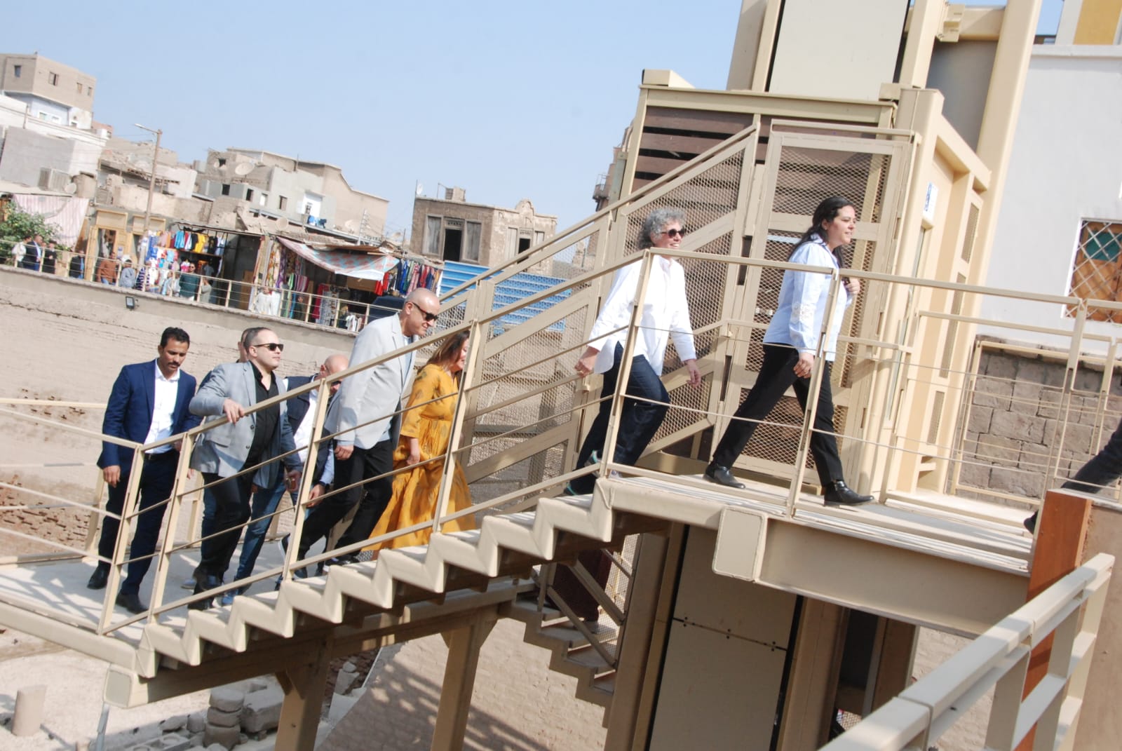 جولة السفيرة الأمريكية والمحافظ فى معبد خنوم بإسنا جولة السفيرة الأمريكية والمحافظ فى معبد خنوم بإسنا