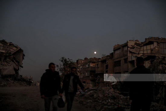 جمع البلاستيك والحطب لإشعال النيران