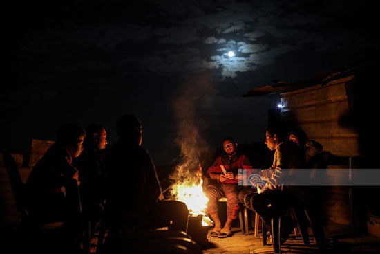 إشعال النيران للتدفئة إشعال النيران للتدفئة