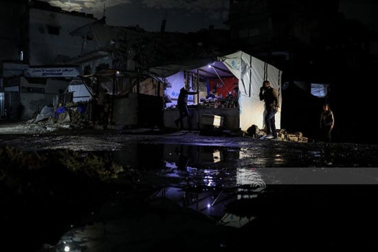 مياه الأمطار تتكدس وسط الخيام