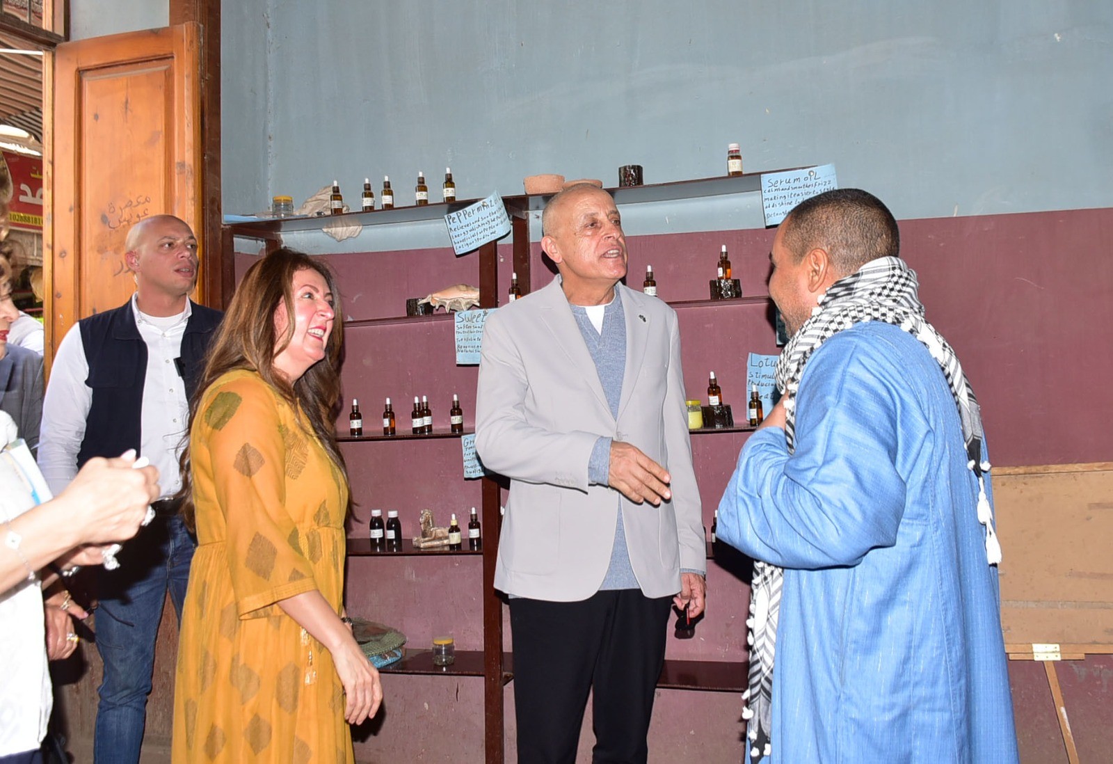 جانب من جولات السفيرة ورحلتها المبهجة فى إسنا التاريخية