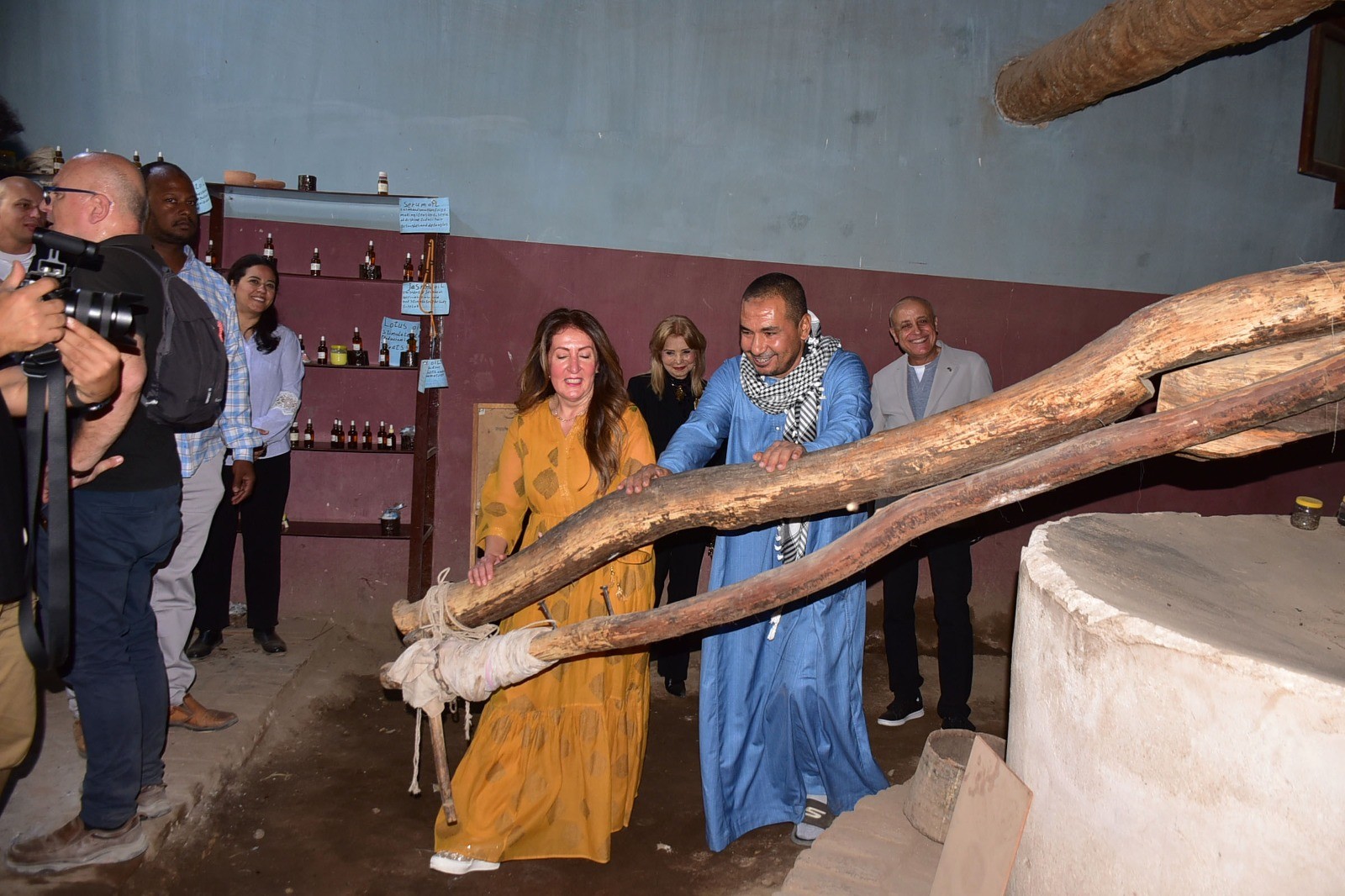 مشاركة السفيرة الأمريكية بكل بهجة فى معصرة الزيوت بإسنا التاريخية