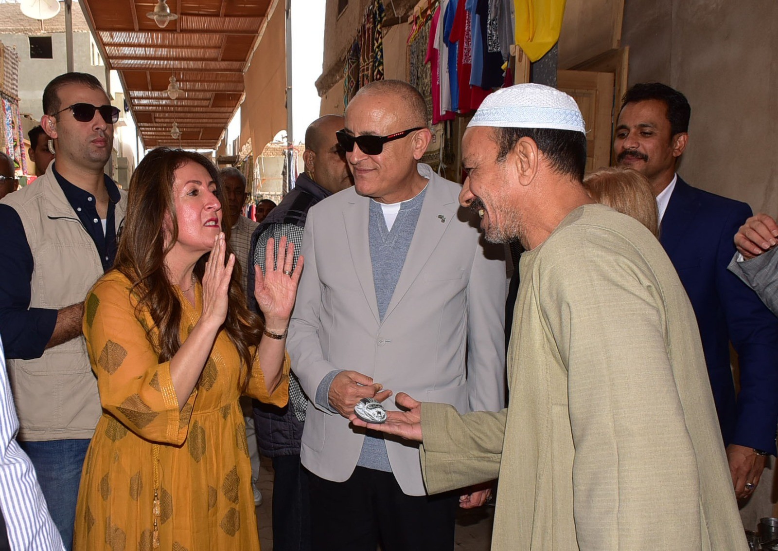 هدية جعران فرعونى للسفيرة الأمريكية فى جولتها بسوق إسنا