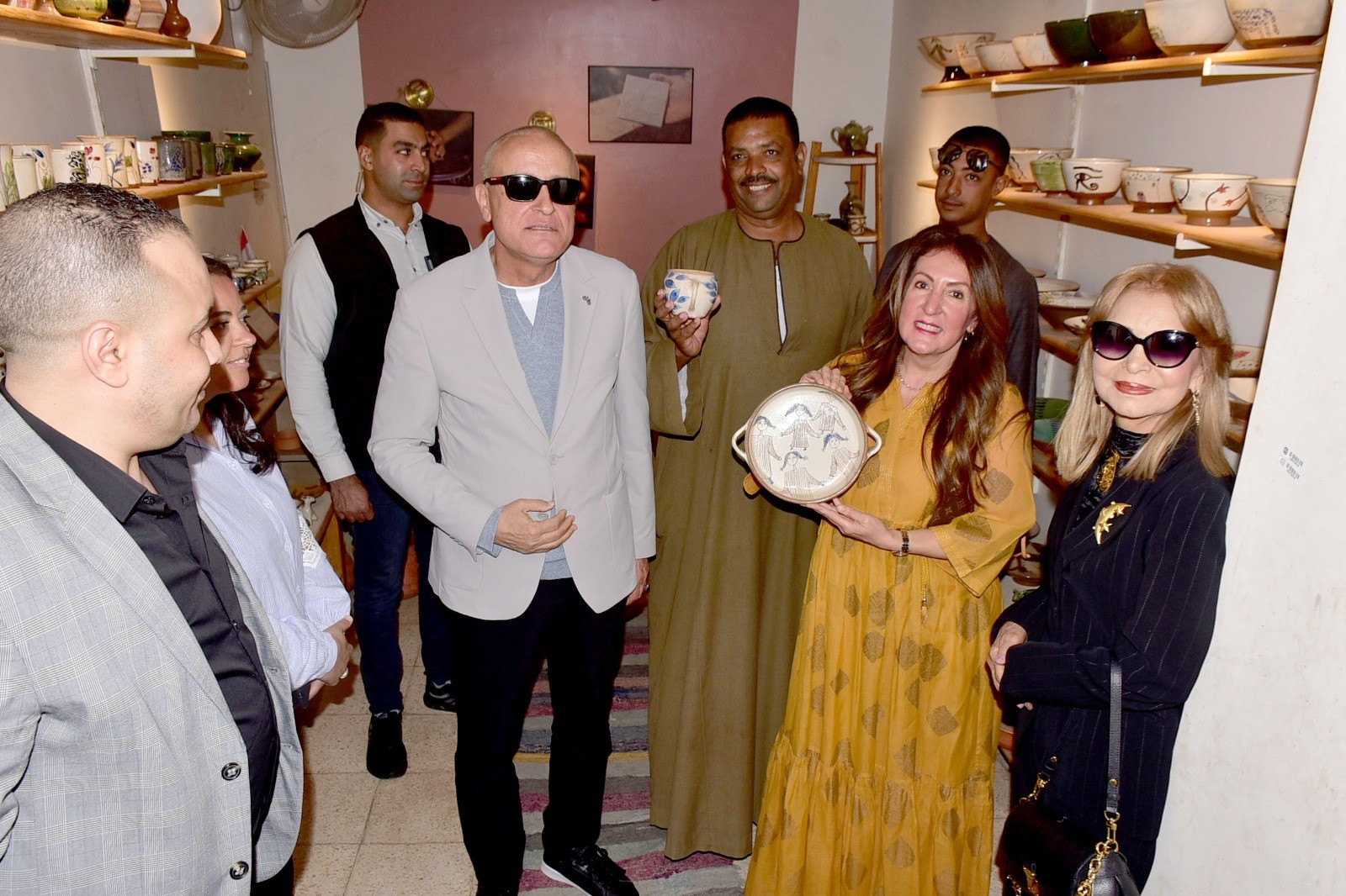 صور تذكارية للسفيرة الأمريكية فى محلات التحف بسوق إسنا