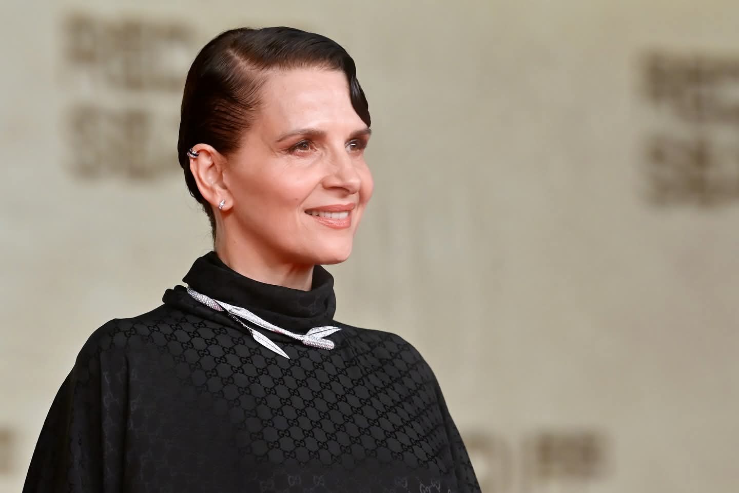 جولييت بينوش على السجادة الحمراء لعرض فيلمها In-I in Motion بمهرجان البحر الأحمر (2)