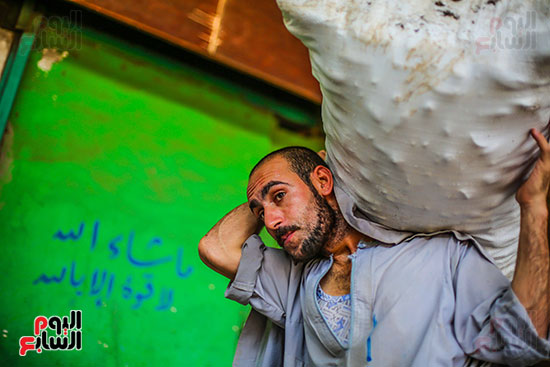 عامل-تحميل-في-سوق-العبور تصوير كريم عبد العزيز عامل-تحميل-في-سوق-العبور تصوير كريم عبد العزيز