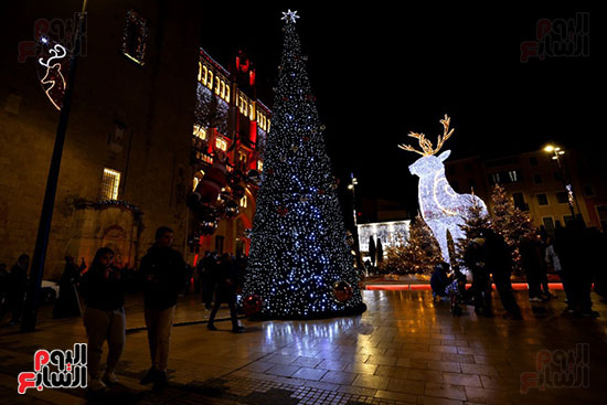 شجرة عيد الميلاد ومجسمات مضئية داخل السوق شجرة عيد الميلاد ومجسمات مضئية داخل السوق