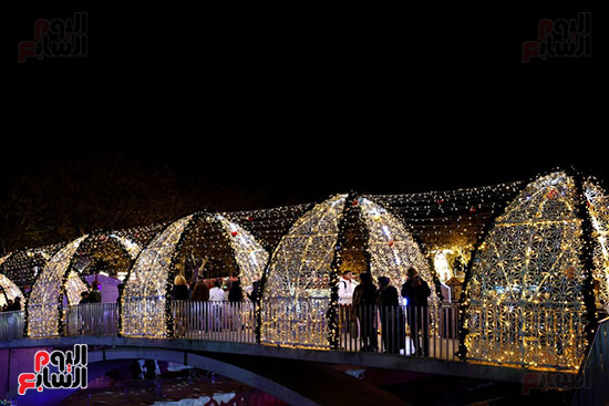 ممرات مزينة بالأضواء داخل سوق عيد الميلاد فى ناربون ممرات مزينة بالأضواء داخل سوق عيد الميلاد فى ناربون