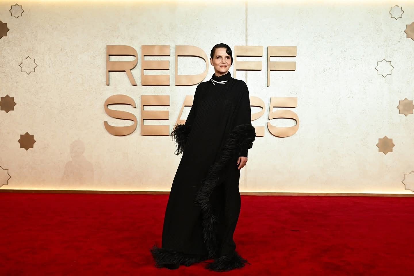 جولييت بينوش على السجادة الحمراء لعرض فيلمها In-I in Motion بمهرجان البحر الأحمر (3)