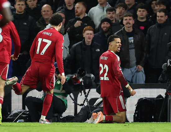 لاعبو ليفربول يحتفلون بالهدف