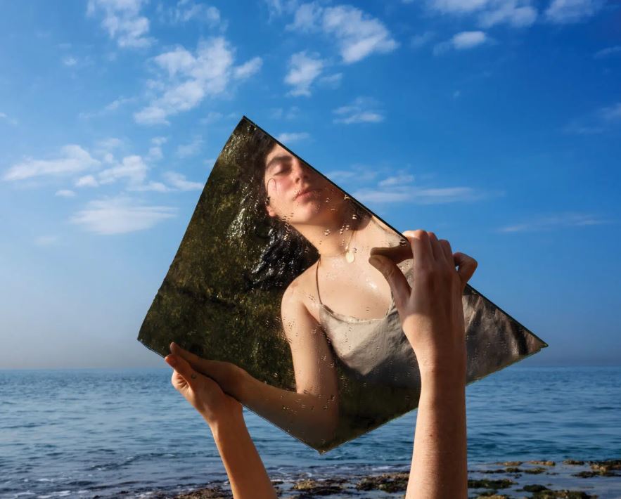 مع المرآة