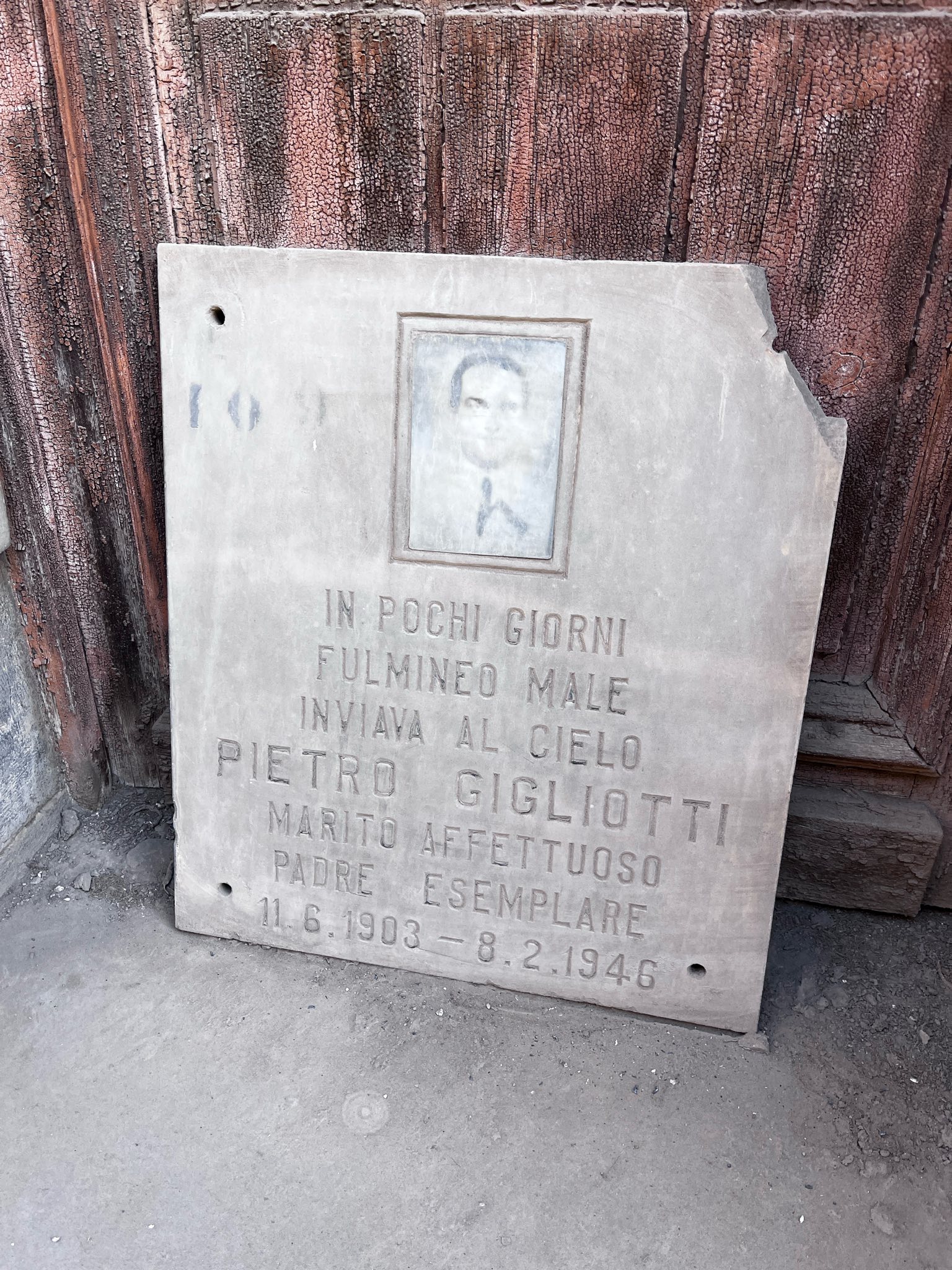 شاهد قبر والد داليدا شاهد قبر والد داليدا