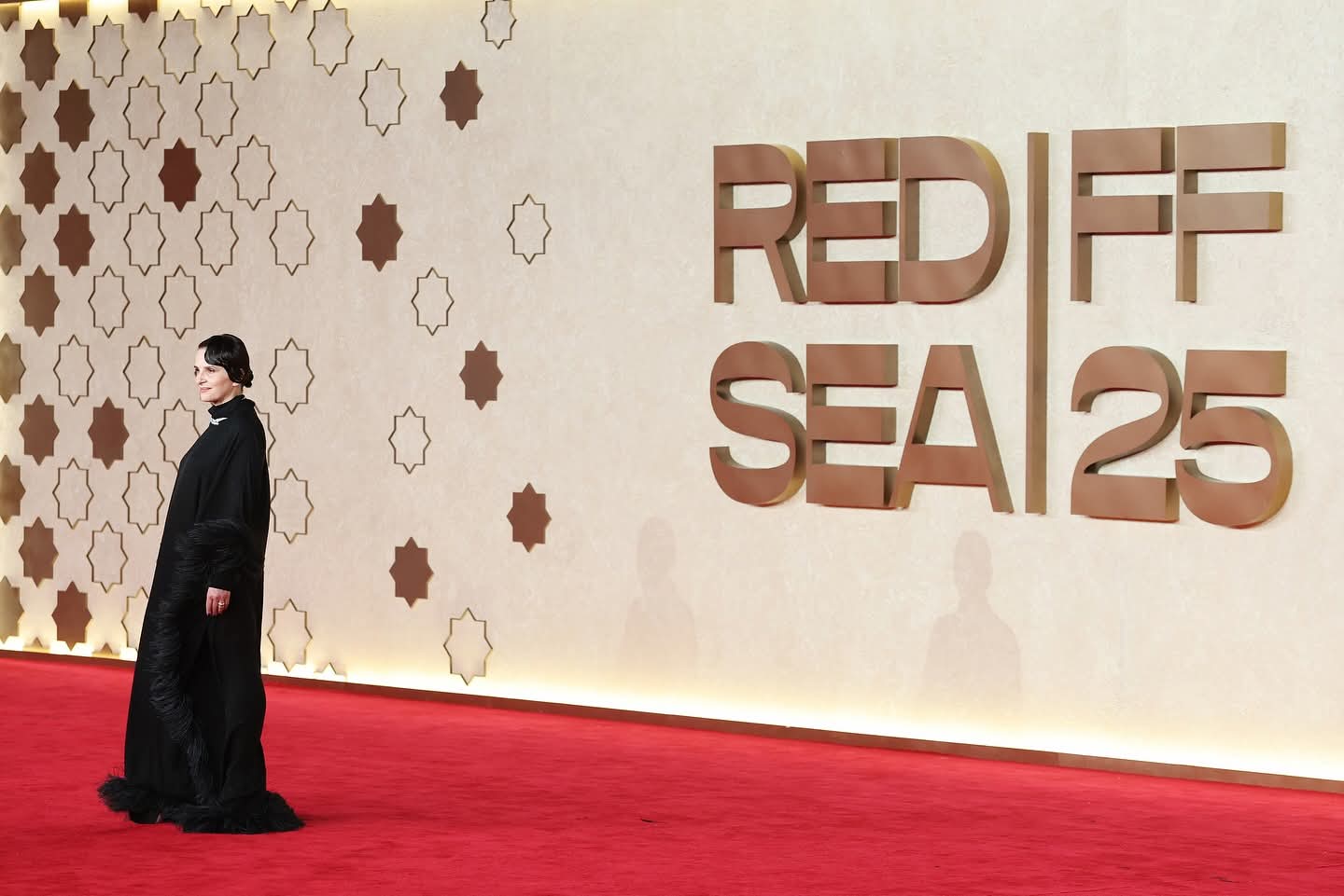 جولييت بينوش على السجادة الحمراء لعرض فيلمها In-I in Motion بمهرجان البحر الأحمر (1)