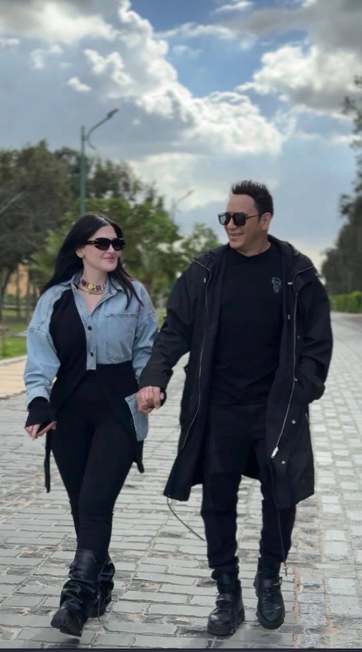 النجم مصطفى قمر وزوجته