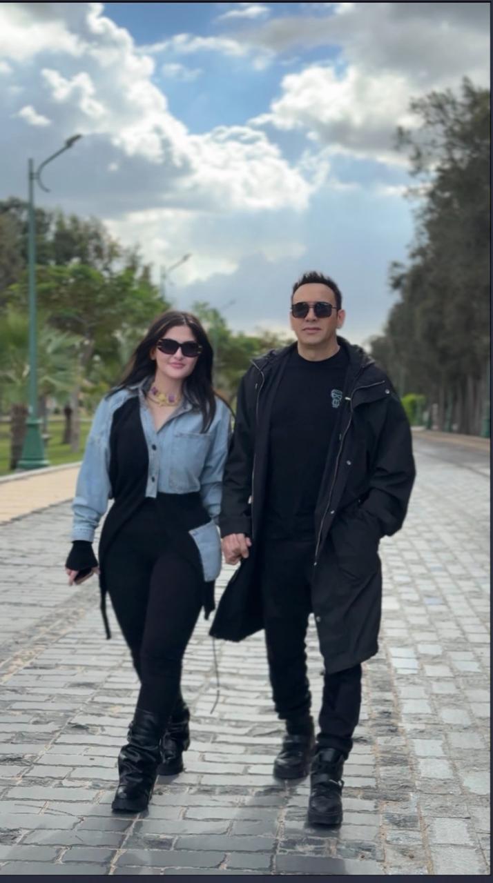 النجم مصطفى قمر مع زوجته