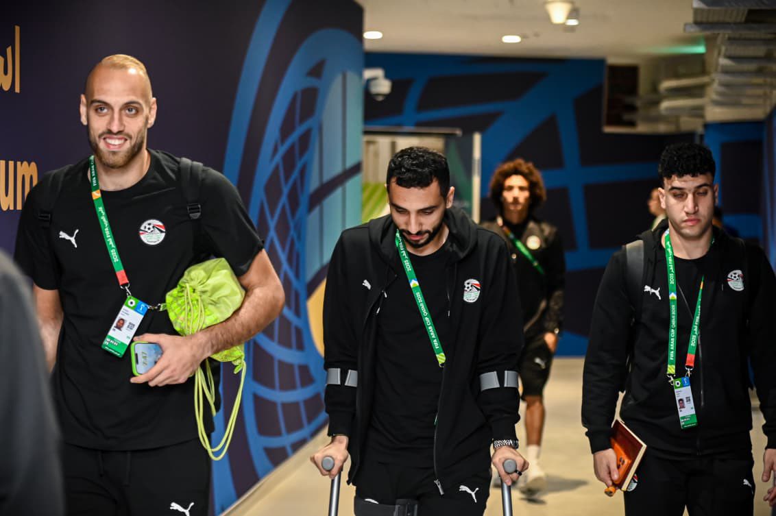 كريم فؤاد يحضر المباراة بالعكازين