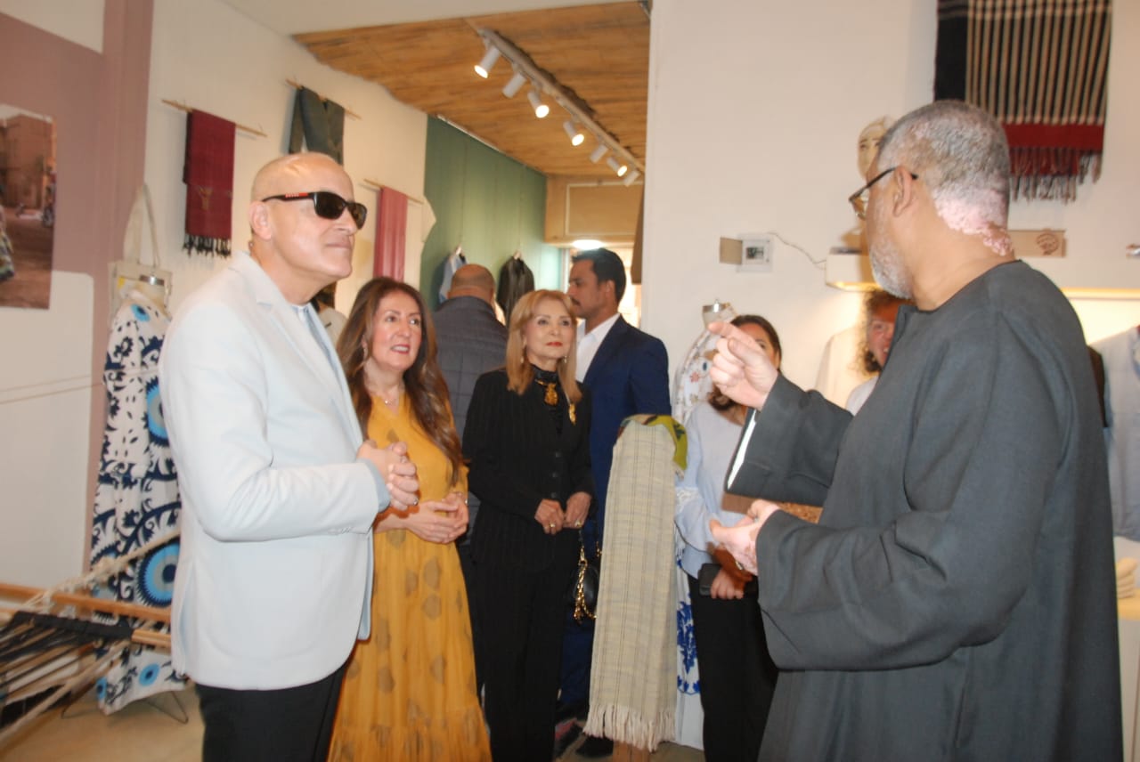 محلات النول والأقمشة اليدوية في سوق قيسارية إسنا تبهر السفيرة الأمريكية محلات النول والأقمشة اليدوية في سوق قيسارية إسنا تبهر السفيرة الأمريكية