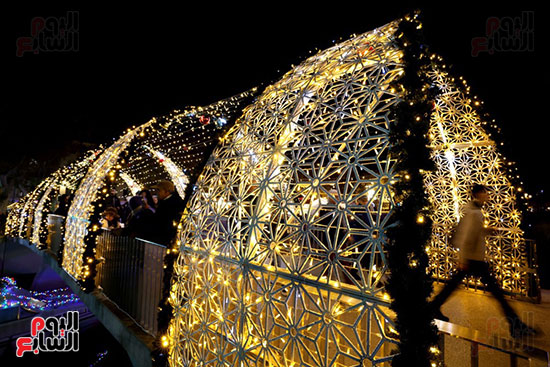 ممرات سوق عيد الميلاد تكتسى بالأضواء ممرات سوق عيد الميلاد تكتسى بالأضواء