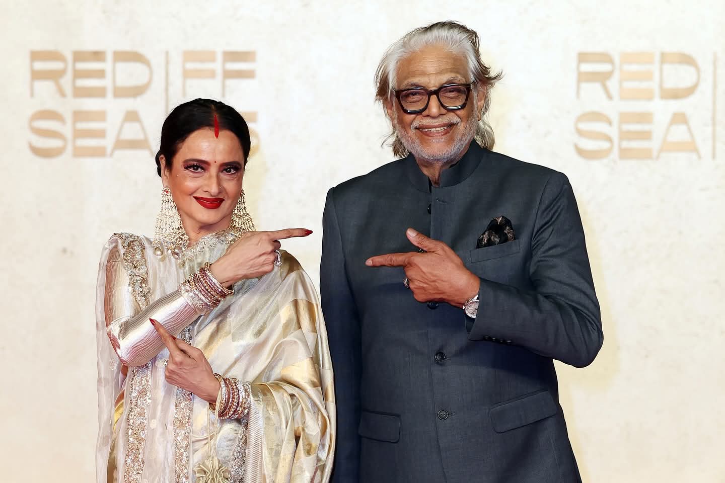 النجمة الهندية ريخا المخرج مظفر علي على السجادة الحمراء لمهرجان البحر الأحمر السينمائي