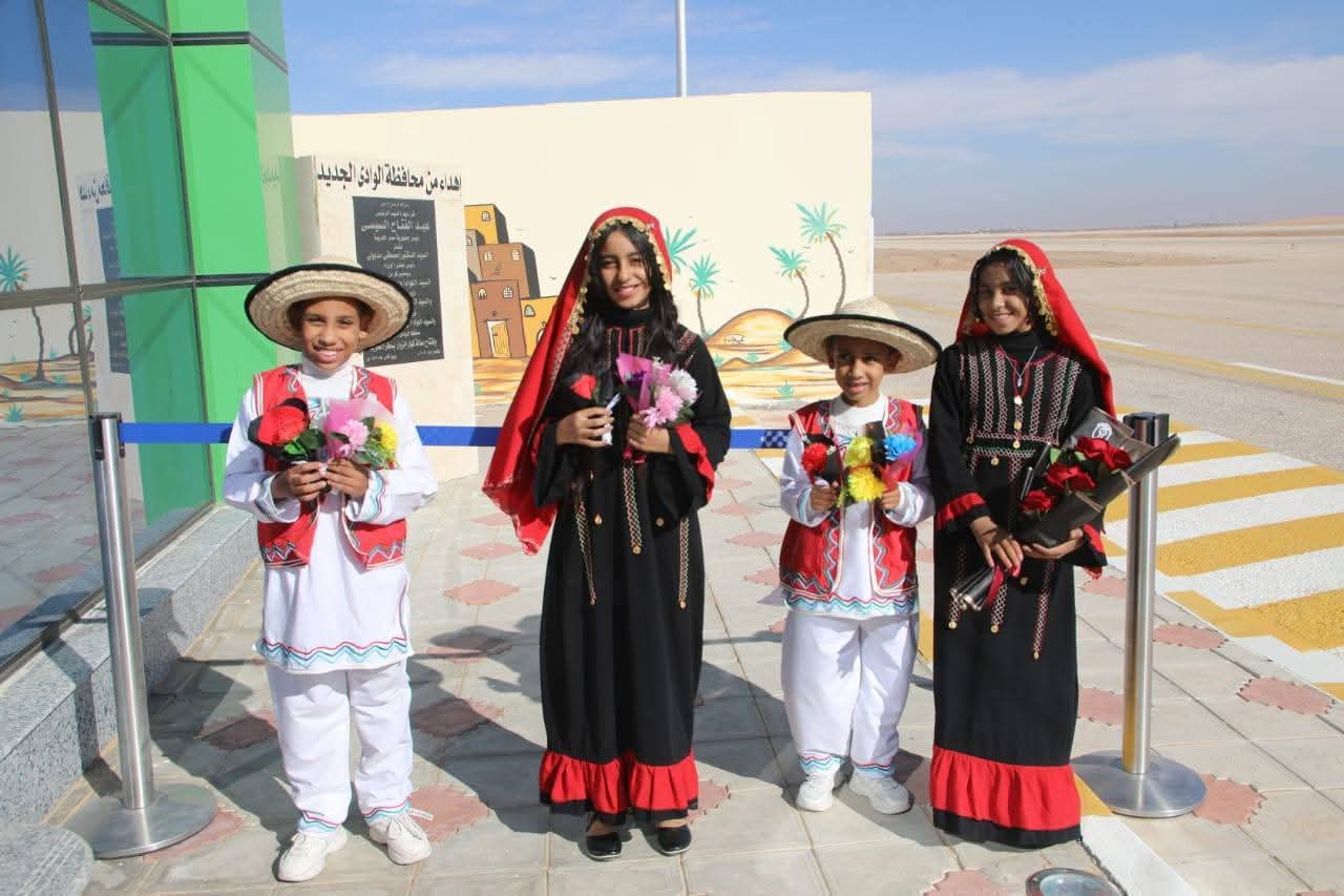 بالورود والزى الواحاتي فى مطار الخارجة