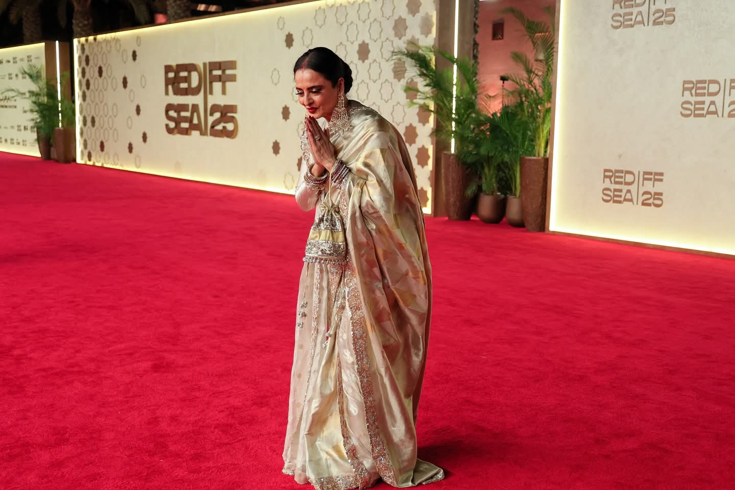 النجمة الهندية ريخا على السجادة الحمراء لمهرجان البحر الأحمر السينمائي (2)
