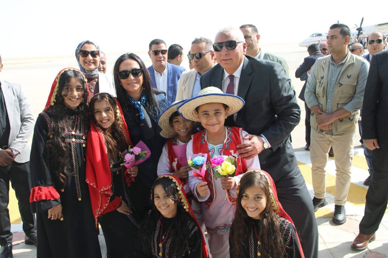 محافظ الوادي الجديد مع أطفال المراسم