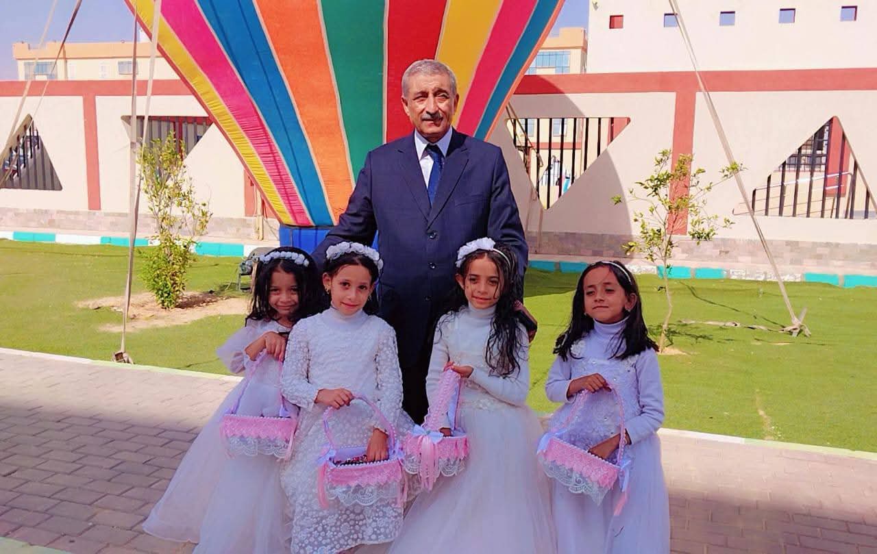 وكيل تعليم المحافظة مع أطفال المراسم