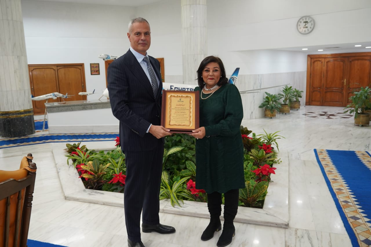 رئيس مصر للطيران يكرم  داليا المراغي ويهديها درع الشركة تقديراً لمسيرتها المهنية (4)