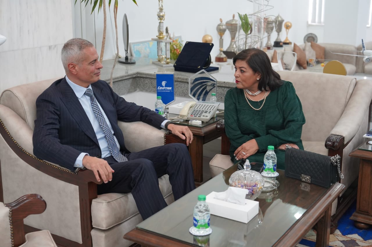 رئيس مصر للطيران يكرم  داليا المراغي ويهديها درع الشركة تقديراً لمسيرتها المهنية (3)