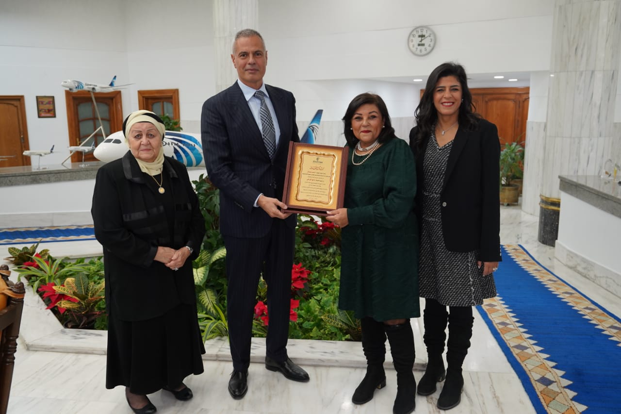 رئيس مصر للطيران يكرم  داليا المراغي ويهديها درع الشركة تقديراً لمسيرتها المهنية (2)