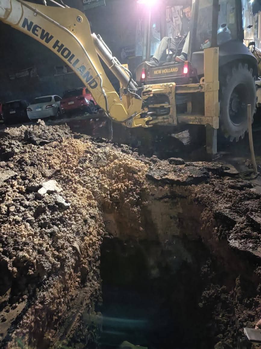 إصلاح كسر مفاجئ بخط مياه بمنطقة تقسيم الشرطة (1)