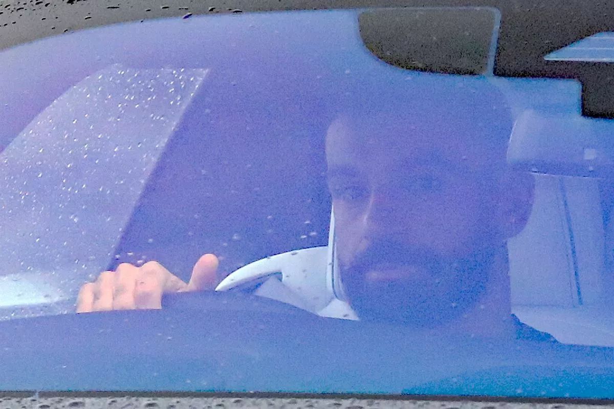 صلاح في سيارته صلاح في سيارته