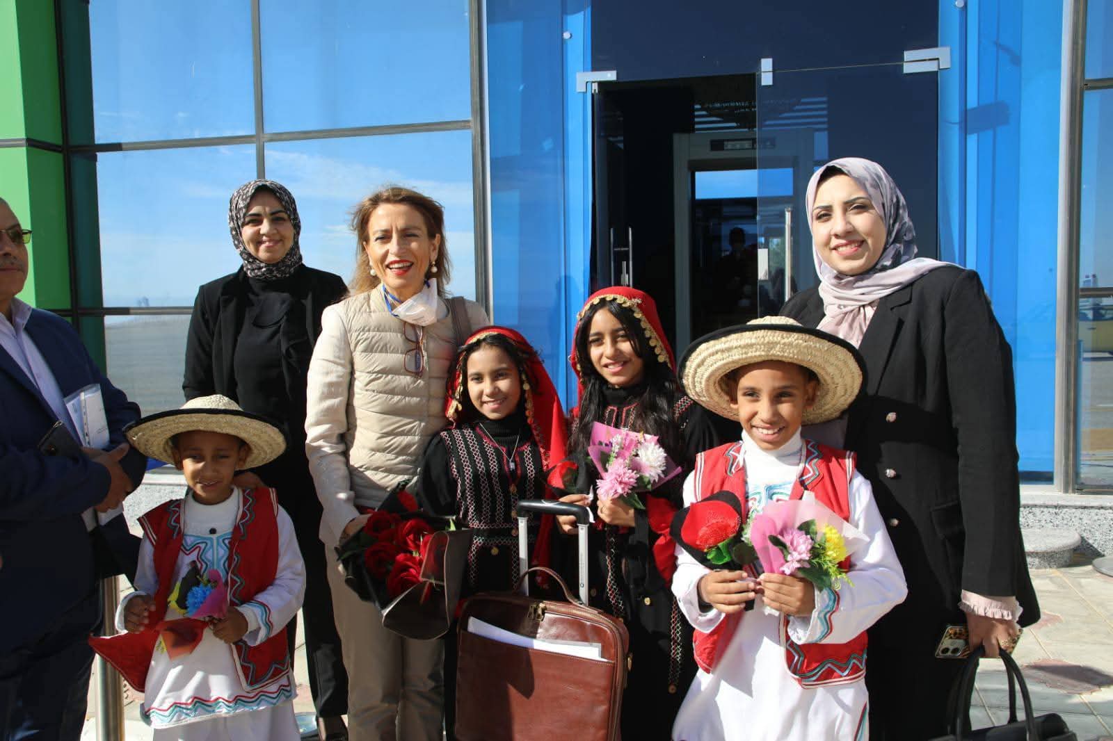 أطفال المراسم مع مدير اليونسكو بمصر