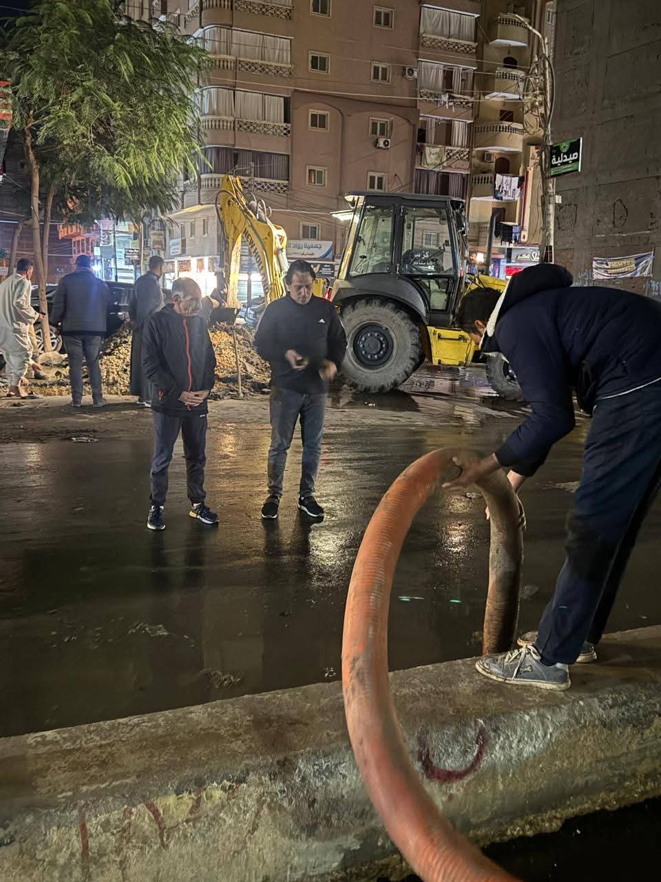 إصلاح كسر مفاجئ بخط مياه بمنطقة تقسيم الشرطة (5)