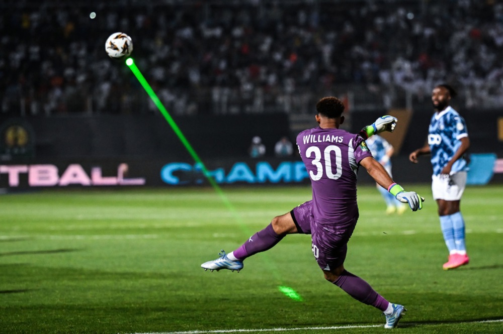 حارس مرمى ماميلودي صن داونز، رونوين ويليامز، خلال مباراة إياب نهائي دوري أبطال أفريقيا لكرة القدم بين بيراميدز وصن داونز، في القاهرة، مصر، 1 يونيو 2025. وكالة حماية البيئة حارس مرمى ماميلودي صن داونز، رونوين ويليامز، خلال مباراة إياب نهائي دوري أبطال أفريقيا لكرة القدم بين بيراميدز وصن داونز، في القاهرة، مصر، 1 يونيو 2025. وكالة حماية البيئة